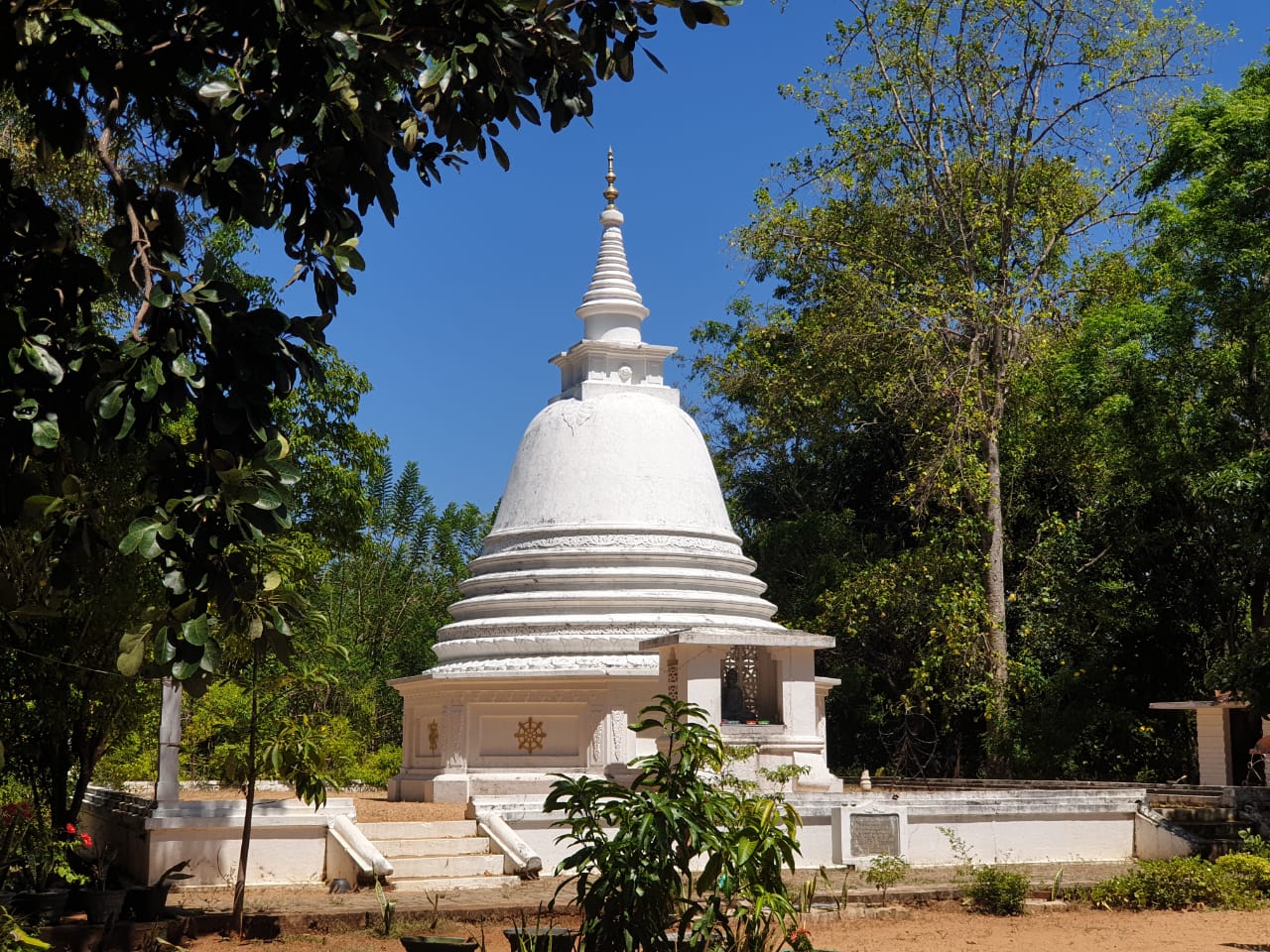 Donation to a Dhamma School in Thanamalwila